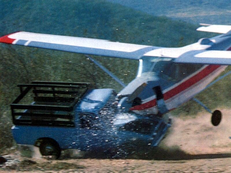 Il n'est pas au point ce pilote... Il a loupé la piste ! Pas sa voiture :S