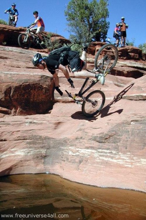 Le VTT, c'est bien... A condition de ne pas chutter dans les montagnes ! La chutte va être dure !
D'où l'intéret du casque ! height=