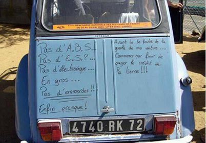 Le propriétaire de cette 2CV en a l'air content, mais il en a marre qu'on se moque de lui. Du coup, il le fait savoir sur son coffre! height=