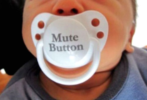 Comment faire taire un enfant ? Facile, il suffit d'utiliser le bouton Silence.