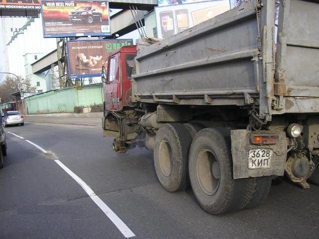 Même avec une roue en moins, ça tient ! Qu'est ce qu'on va s'embêter à mettre 6 roues sur un camion alors que 5 suffisent !