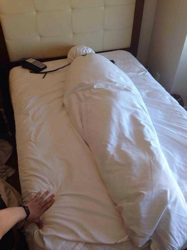 Quand vous rendez votre chambre d'hôtel, vous pouvez faire une petite blagounette à la personne qui fait les chambre. Fun non?