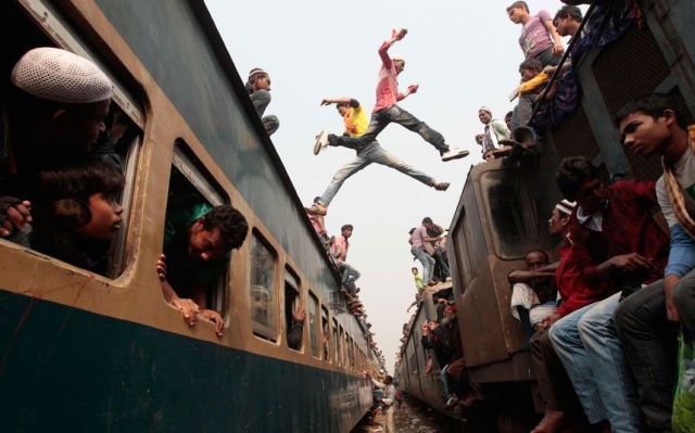 Les transports en Inde, c'est un peu chaud. Et quand on a une correspondance en train, c'est un peu sportif. Imaginez avec de grosses valises... height=