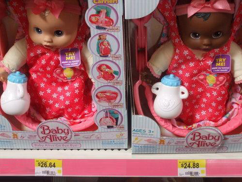 Enfin de l'égalité pour les enfants : la même poupée est proposée en blanche et en noire. Bon, faut pas déconner, c'est quand même pas au même prix !