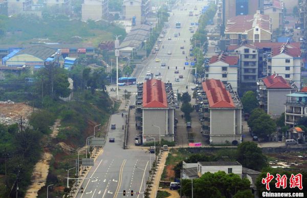 C'est bien joli de construire des boulevards très larges, mais où on les construits les immeubles après hein? Et bien sur le boulevard. Faut pas se laisser abattre .