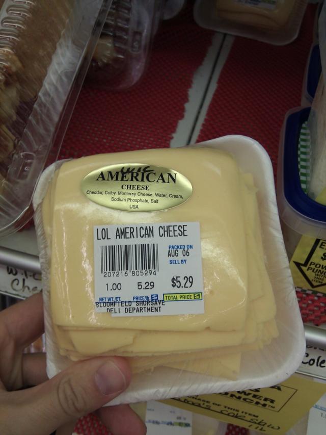 Du fromage américain ? Laissez moi rire, ce n'est pas possible ? Le vrai fromage, c'est le fromage au lait cru... Remarquez, le nom du fromage semble d'accord avec moi. height=