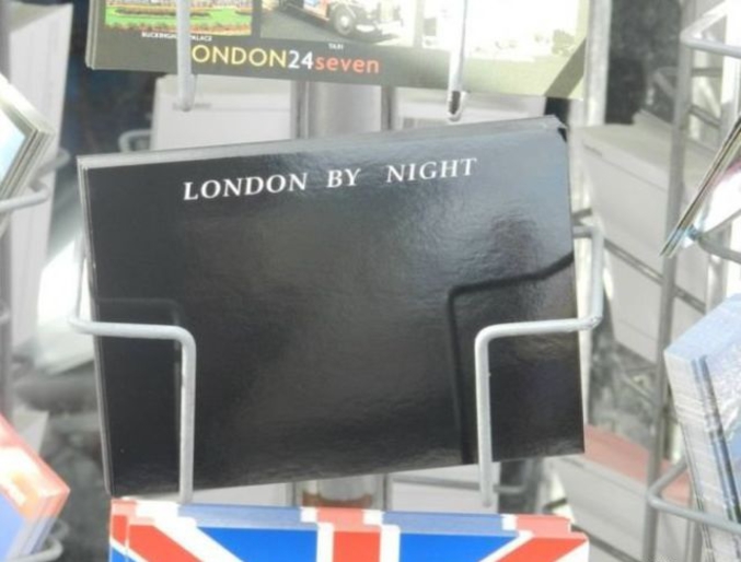 Les cartes postales, magnifique objet de souvenir de vacances. Ici une belle réalisation : Londres de nuit.