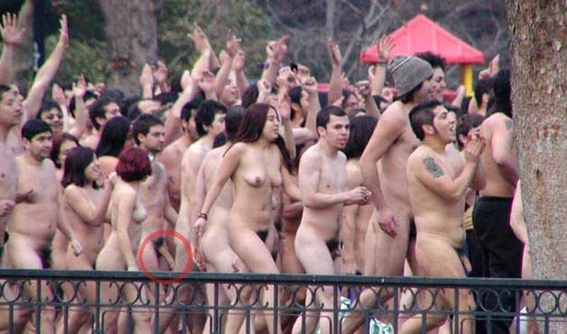 Le problème des manifestations naturistes, c'est qu'il faut rester de marbre entre tous ces gens tout nus... height=