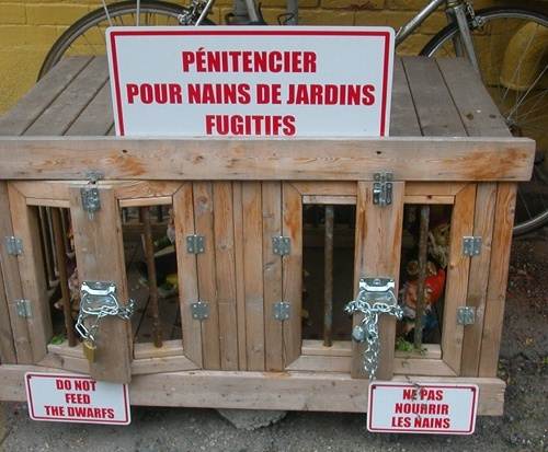 Quand ils sont méchants, les nains de jardins sont enfermés.