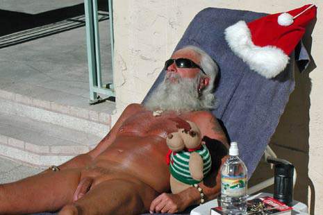 Voici ce que fait le Père Noël hors période de fête... y en a qui se la coulent douce !! height=