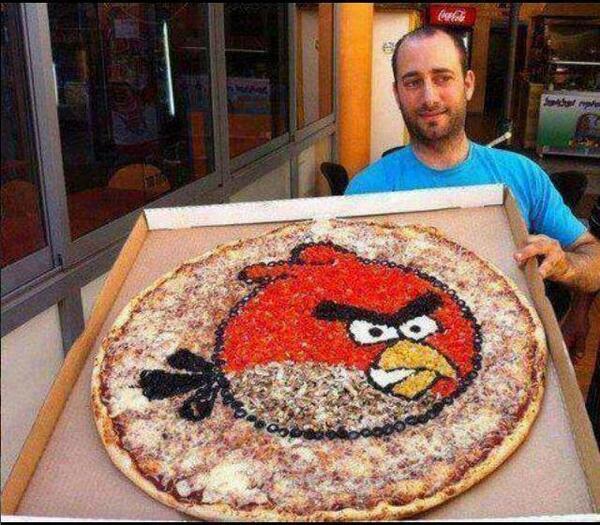 Visiblement, ce pizzaiolo est fan d'angry-birds. Belle décoration ! height=