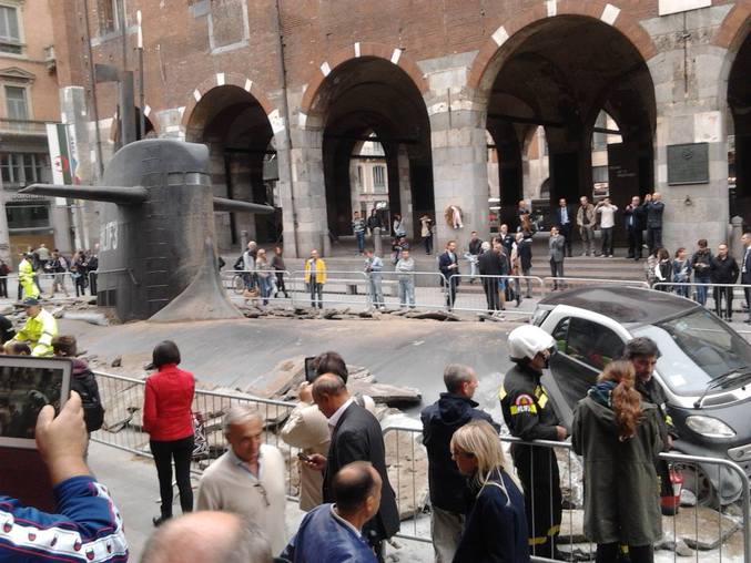 Les habitants de Milan ont eu la surprise de voir un sous-marin sortir en plein centre. Heureusement, c'était un fake, oeuvre d'une compagnie d'assurance.