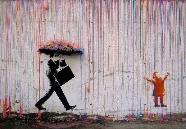 Joli street Art en Norvège. Une pluie colorée tombe sur la ville. Les enfants en profitent. Les adultes s'en protègent.