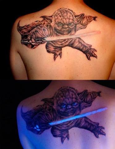 Avoir un tatouage de Maitre Yoda dans le dos, c'est la classe. Avoir un tatouage avec un Maitre Yoda qui a un sabre lumineux, c'est la MEGA classe !