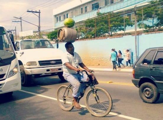 Certaines personnes sont très habilles : Déjà, tenir des objets sur sa tête c'est pas simple, alors en faisant du vélo en plus, c'est très fort! height=