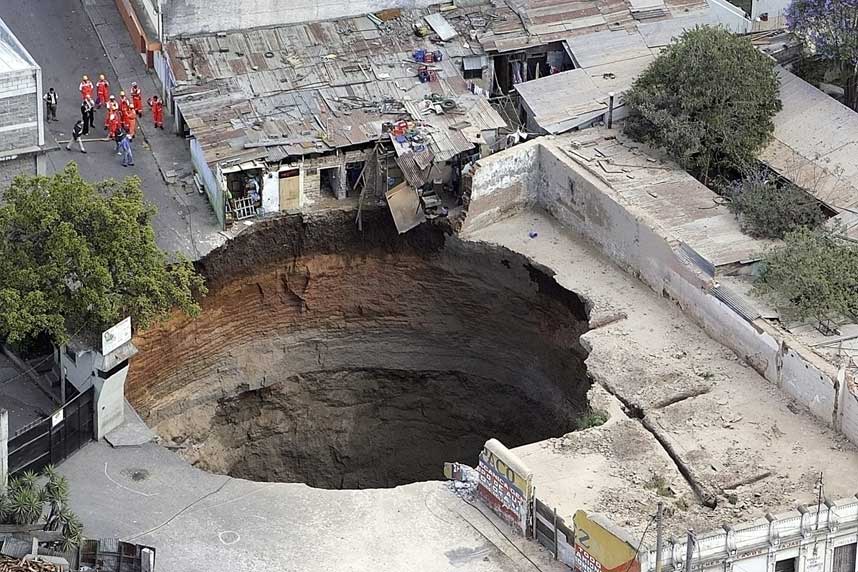 Ca se passe au Guatemala : un trou de 60 mètres s'est formé, et il ne valait mieux pas être au dessus... Celui qui a fait ça devait avoir un bon compas ! C'est un joli cercle height=