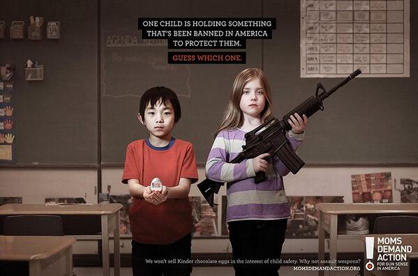 Un de ces 2 enfants américains tient dans ses main quelque chose qui a été banni pour les protéger. Devinez lequel.
