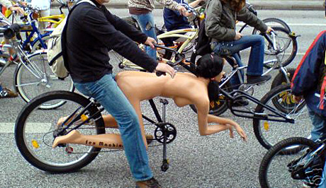 Un vélo de macho ou d'obsédé sexuel, ça ressemble à ça. La photo ne dit pas si le monsieur s'en sert pour ses ébats sexuels...