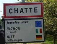 La ville de Chatte existe vraiment. C'est dans l'Isère! Par contre, les jumelages, je pense que c'est du faux ;)