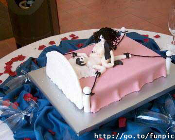 Voici un gâteau de mariage qui peut faire scandale. Ca doit être bizarre de le manger avec sa famille ! height=