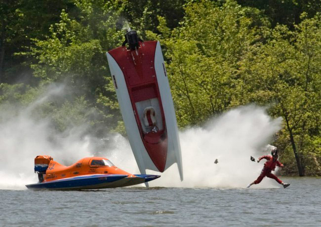 Allez cours petit monsieur ! Ton hors-bord va t'écraser sinon. height=