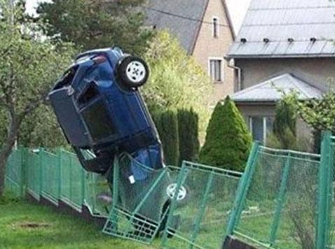 Chéri, j'ai garé la voiture contre la barrière... height=