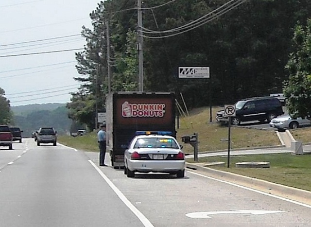 hummm donuts ! On savait les flics américains fans, voici une confirmation : Ils vont surement mettre une prune au camion pour donuts pas assez frais. Ca va peut-être se régler à l'amiable avec une caisse de gateau