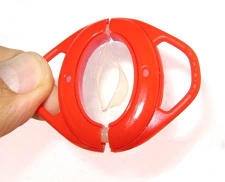 Si vous avez du mal à enfiler un préservatif, ou si vous ne voulez pas toucher la chose (ce qui risque d'être compliqué vu la situation) voici une aide qui pourrait s'avérer précieuse. En espérant que ça ne fasse pas office de coupe-kiki