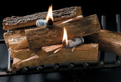 Pour allumer son feu, on prend en général du papier journal et du petit bois. Quand on a de l'argent à ne plus savoir qu'en faire, on a d'autres possibilités height=