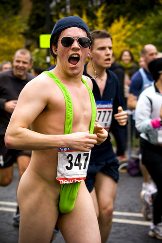 Je ne savais pas que Borat faisait le marathon... Remarquez, avec sa tenue bizarre, il peut déconcentrer ses adversaires, et en plus il réduit les frottements à un endroit stratégique