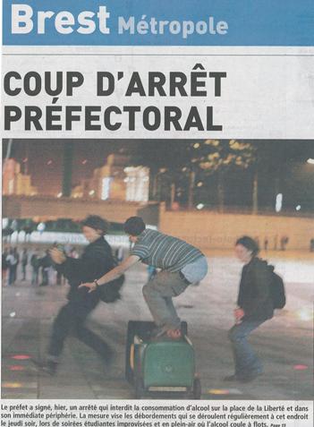 Brest est entouré de la mer. Oui, mais le jeudi soir, c'est trop dur de s'y rendre pour faire du surf. Heureusement, on peut faire du surf sur la place de la liberté (place de la Mairie pour les parisiens)