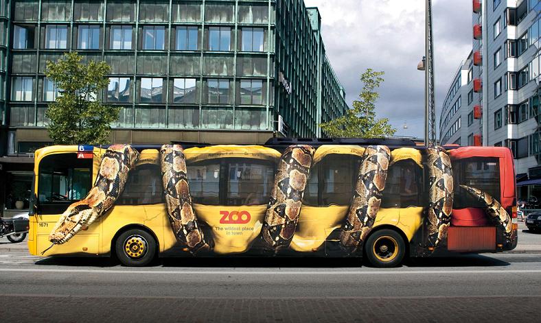 Quand un zoo fait sa publicité, il fait venir ses animaux dans la ville... Je ne suis pas sur que les passagers du bus soient très rassurés.