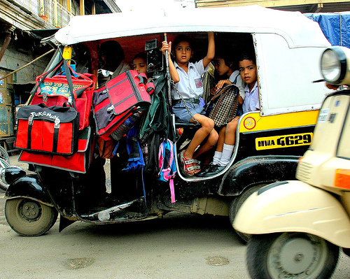Allez les enfants, à l'école ! Même en Inde, il y a les bus scolaires...