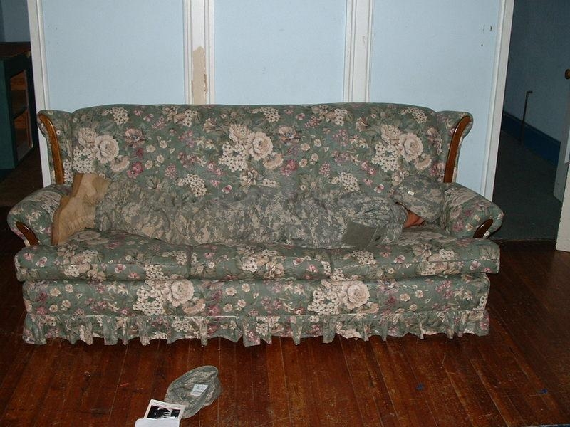 Voici un canapé, tout ce qu'il y a de plus normal... C'est ce que vous croyez ? regardez donc de plus près !
