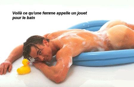 Quand on prend un bain, c'est vachement sympa d'avoir ses joujoux avec soi... Voici le joujou d'une femme :s