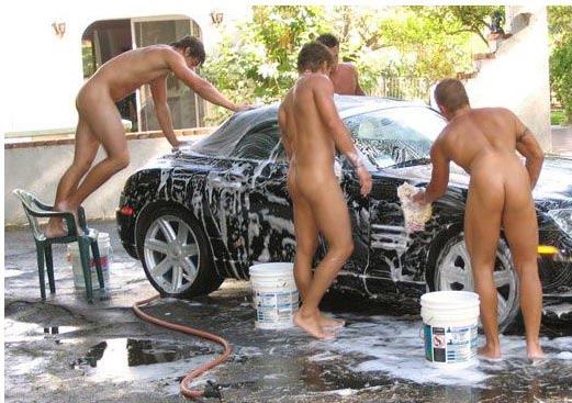 Mesdames, besoin de faire laver votre voiture ? Nos hommes se déplacent chez vous !