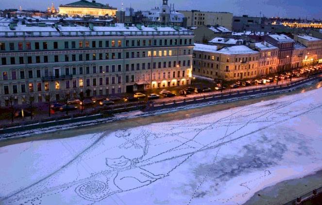 Le problème quand il neige, c'est que le paysage est vite rendu sale à cause des pas dans la neige... ah si tout le monde pouvait marcher en faisant de l'art... height=