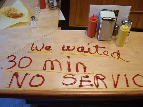 Dans un restaurand, quand un client attend plus de 30 minutes pour rien, il s'impatiente ! height=