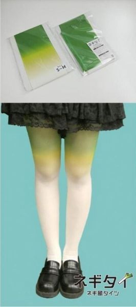 Au Japon, ils aiment tellement les poireaux que certaines mettent des collants blanc en bas, vert en haut. Qui en veut? height=