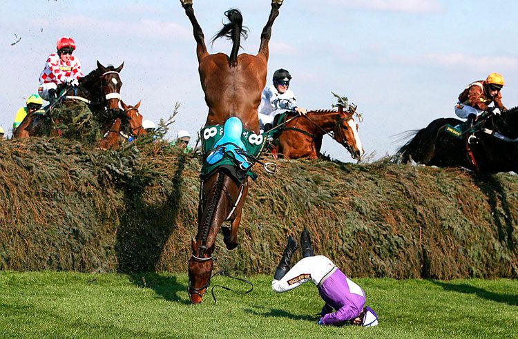 Très beau mimétisme entre un cheval et son cavalier. Espérons que les deux s'en tirent sans encombres ! height=