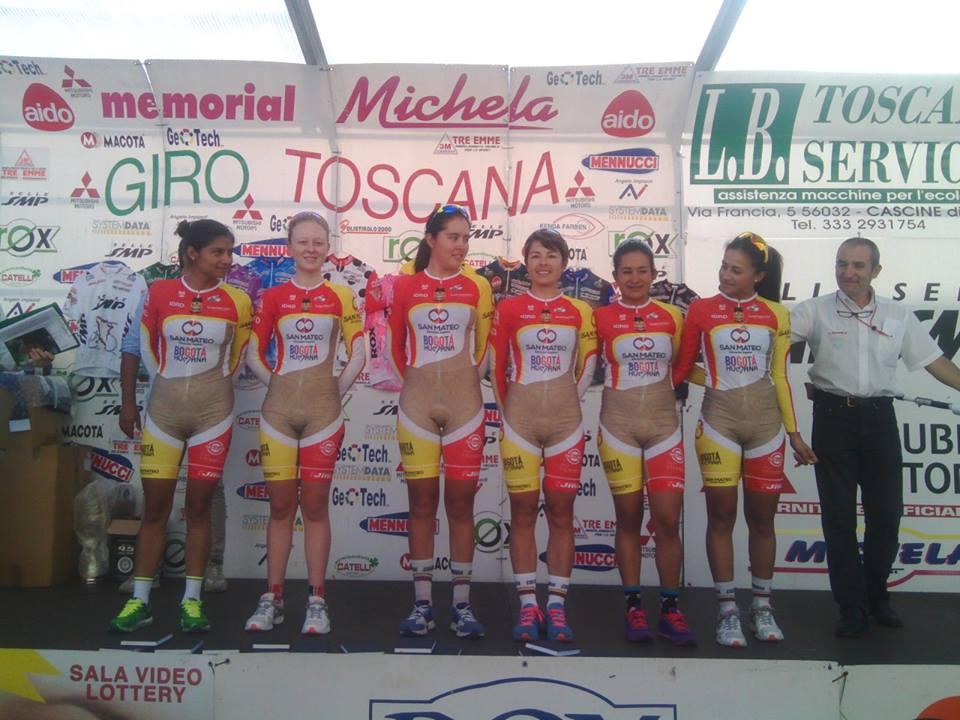 L'équipe féminine colombienne de cyclisme Bogota Humana-Solgar-San Mateo s'est faite remarquée lors du Tour de Toscane avec cette tenue particulièrement originale. La grande question, c'est pourquoi?