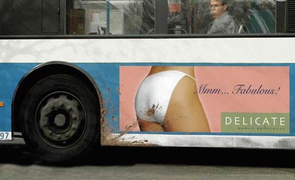 Les bus sont souvent des support publicitaires... Attention tout de même à ne pas dénaturer la pub !