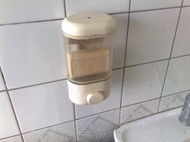 Ceci s'appèle un distributeur de savon, alors pourquoi, que diable, ne pourrait-on pas y mettre directement un savon ? height=