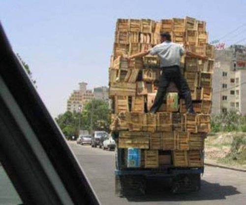 Quand on rempli un peu trop son camion, il faut veillez à ce que celà tienne ! height=