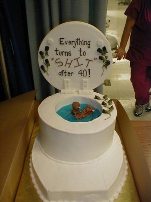 Besoin d'une idée originale pour un gâteau d'anniversaire ? En voici un avec un message pour le moins étonnant : Tout devient de la merde après 40 ans ! Très classe ! height=