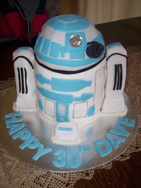 Avis aux fans de star wars : il est possible d'avoir un gâteau aux couleurs de R2D2 ! height=