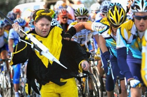 Voici la pause ravitaillement lors d'une étape du tour de France. Apparemment, Armstrong avait un petit creux !