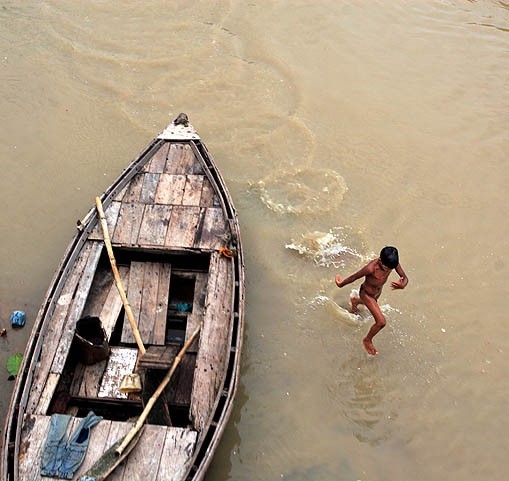 Il n'y a pas que Jésus qui sait marcher sur l'eau : Ce petit bonhomme y arrive, alors que Jésus en personne n'y arrive plus... Pas facile avec les trous dans les pieds