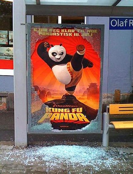 Le panda qui fait du Kung-Fu, il est trop fort ! Il arrive même à casser des vitres