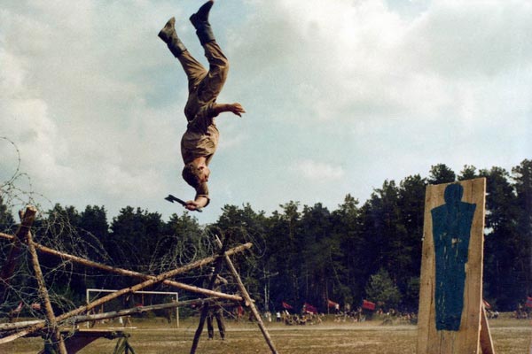 Nouvelle discipline olympique : Le saut en hauteur tourbillonnant en lançant une machette ! height=